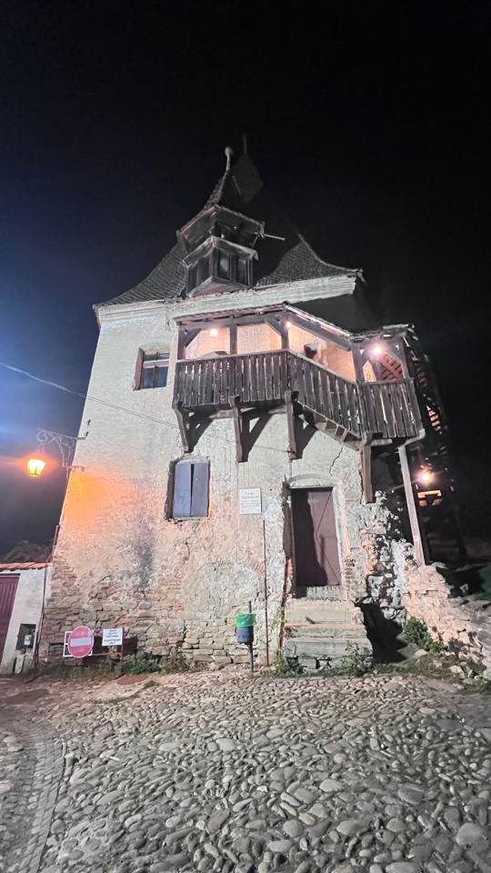 Mittelalterlicher Turm bei Nacht